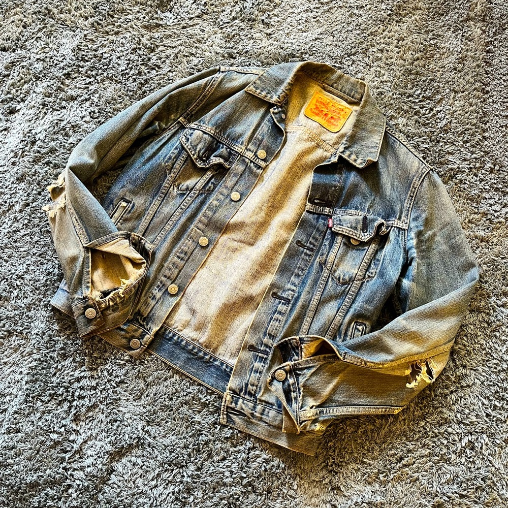 Levi’s distressed mens denim jacket